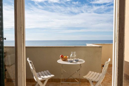 Daire Castiglione della Pescaia, Grosseto ilçesinde