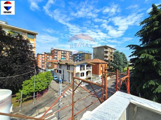 아파트 / Pero, Città metropolitana di Milano