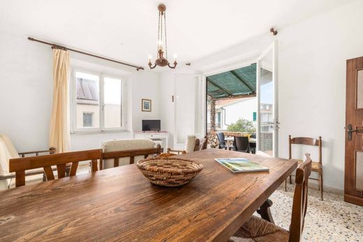 Daire Castiglione della Pescaia, Grosseto ilçesinde