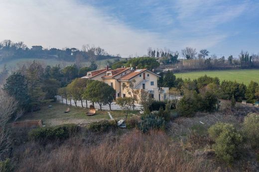 Villa Tavullia, Pesaro e Urbino ilçesinde