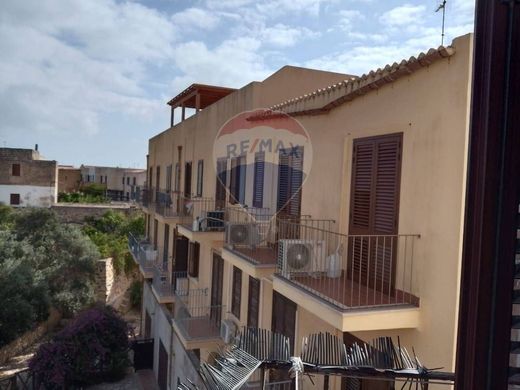 Apartment / Etagenwohnung in Favignana, Trapani