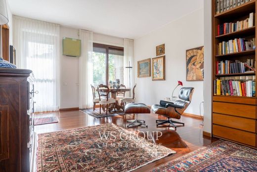 Apartment / Etagenwohnung in Monza, Provincia di Monza e della Brianza