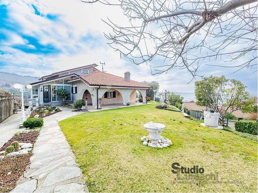 Villa in Ello, Provincia di Lecco