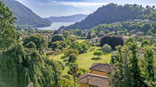 Villa a Castelveccana, Varese