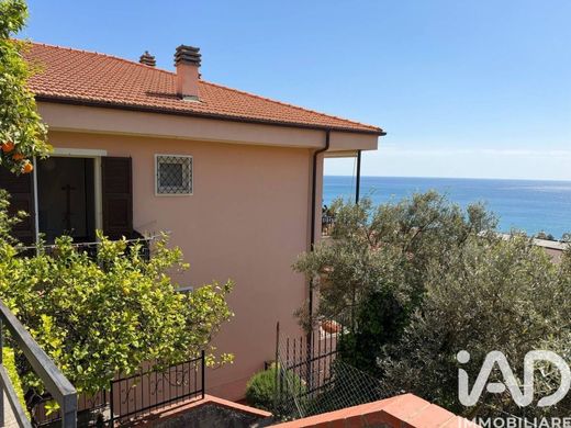Appartement à Finale Ligure, Savone