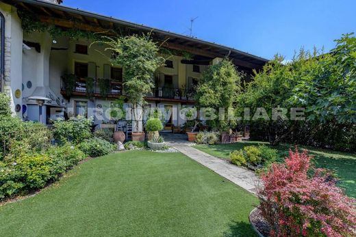 Apartment / Etagenwohnung in Gussago, Provincia di Brescia