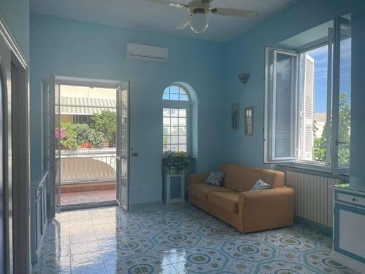Apartment / Etagenwohnung in Ischia, Neapel