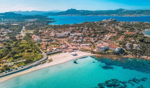 Sıralı evler Baja Sardinia, Sassari ilçesinde