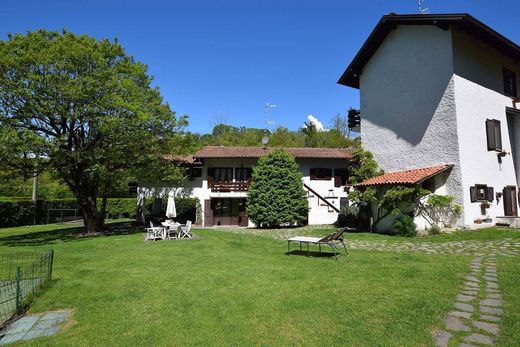 Köy evi Arona, Novara ilçesinde