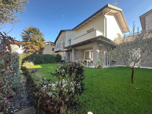 Villa Cantù, Como ilçesinde