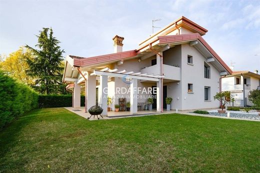 Villa a Desenzano del Garda, Brescia