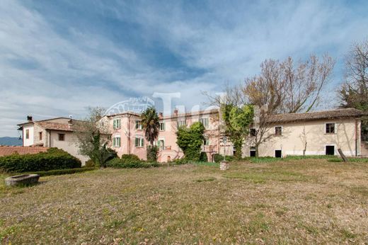 Villa Poggio Bustone, Rieti ilçesinde