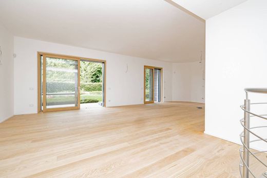 Apartment / Etagenwohnung in Monza, Provincia di Monza e della Brianza