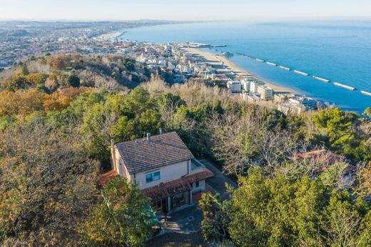 Villa Gabicce Mare, Pesaro e Urbino ilçesinde