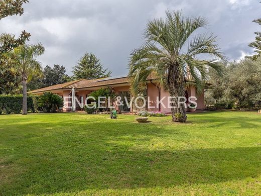 Villa in Latina, Provincia di Latina