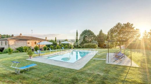 Country House in Foiano della Chiana, Province of Arezzo