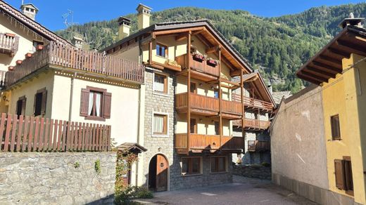 Courmayeur, Valle d'Aostaのアパートメント