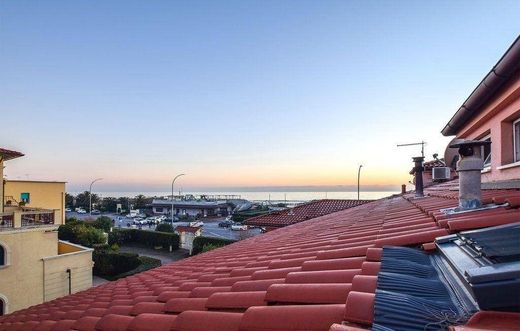 منزل مسطّب متراص ﻓﻲ Massa, Provincia di Massa-Carrara