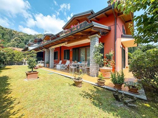 Villa à Meina, Novare