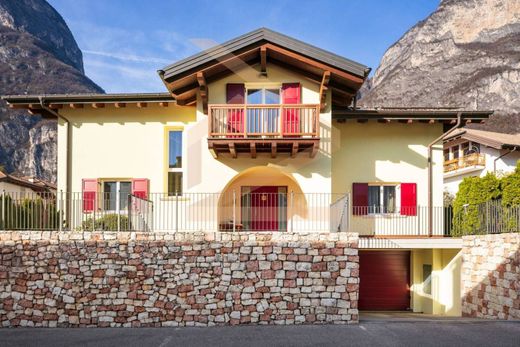 Villa a Roverè della Luna, Trento