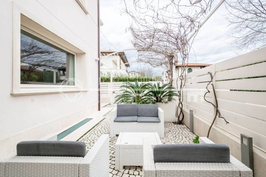 Villa a Forte dei Marmi, Lucca