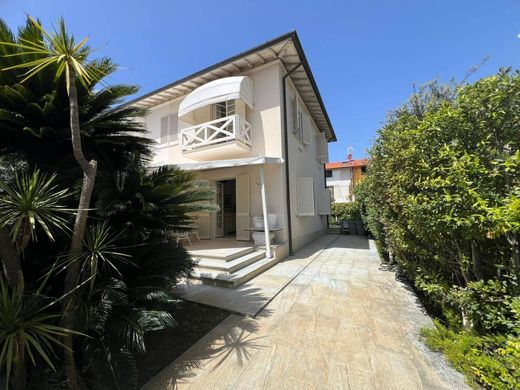 Villa Forte dei Marmi, Lucca ilçesinde