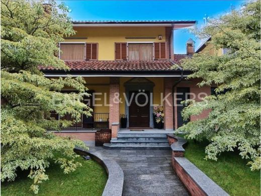 Villa in Cavour, Turin