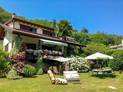 Villa in Lesa, Provincia di Novara