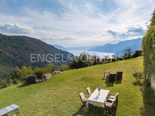 Villa a Maccagno, Varese