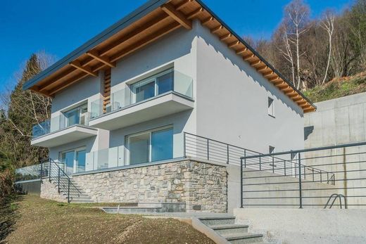 Apartment / Etagenwohnung in Domaso, Provincia di Como