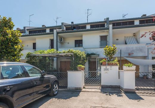 Villa Gabicce Mare, Pesaro e Urbino ilçesinde