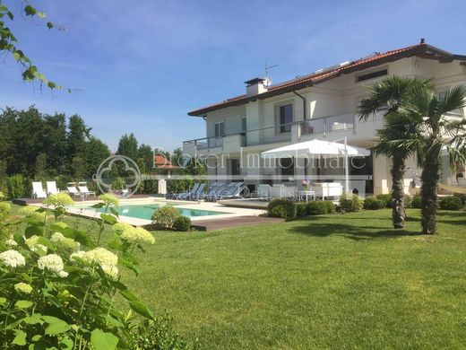 Villa Forte dei Marmi, Lucca ilçesinde