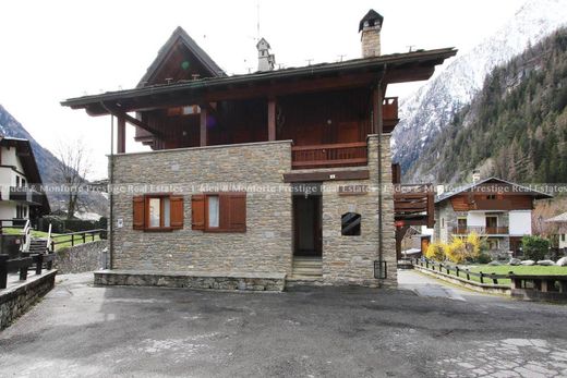 Courmayeur, Valle d'Aostaのアパートメント