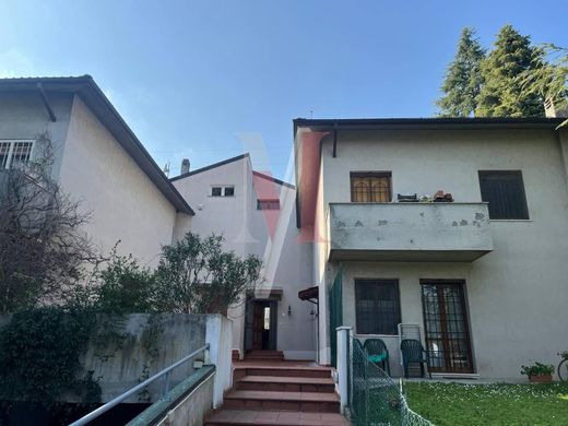 Sıralı evler Sasso Marconi, Bologna ilçesinde