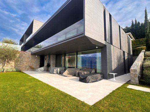 Apartment / Etagenwohnung in Torri del Benaco, Provincia di Verona