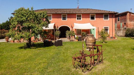 منزل ريفي ﻓﻲ Lucca, Provincia di Lucca