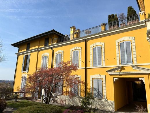 Penthouse in Erba, Provincia di Como
