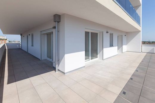 بنتهاوس ﻓﻲ بولونيا, Bologna