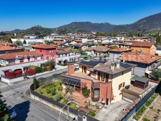 Villa in Gussago, Provincia di Brescia