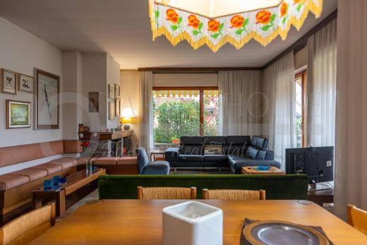 Villa en Fino Mornasco, Provincia di Como