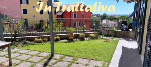 Apartment / Etagenwohnung in Levanto, Provincia di La Spezia