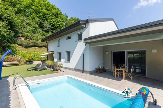 Villa in Mariano Comense, Provincia di Como