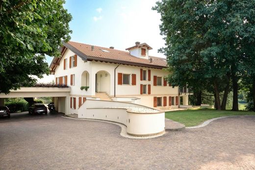 Villa Monticello Brianza, Lecco ilçesinde