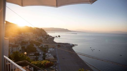 Apartment / Etagenwohnung in Vietri sul Mare, Provincia di Salerno