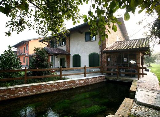 Landhuis in Robecco sul Naviglio, Città metropolitana di Milano