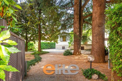 别墅  Mandello del Lario, 莱科省