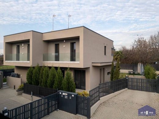 Villa in Giussano, Provincia di Monza e della Brianza