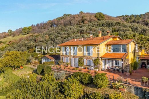 Villa Castelnuovo Magra, La Spezia ilçesinde