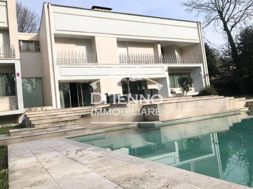 Villa a Roma, Lazio