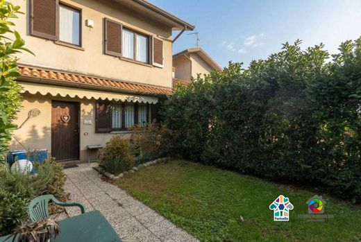 Sıralı evler Biassono, Monza e della Brianza ilçesinde